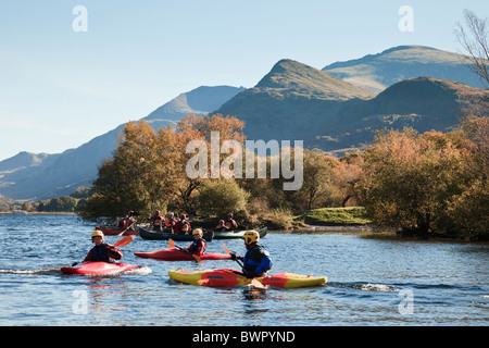 Junge Menschen lernen, Kanufahren in Kajaks auf Llyn Padarn See in Llanberis, Gwynedd, Nordwales, Padarn Country Park, UK. Stockfoto