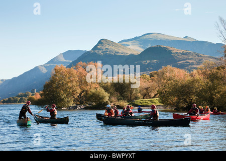 Menschen, Kanufahren in Kajaks auf Llyn Padarn See im Snowdonia National Park im Herbst. Llanberis, Gwynedd, Nordwales, UK. Stockfoto