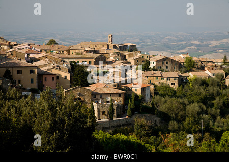 Italien-Europa-Toskana-Toscana Stadt Montalcino Blick Dächer Häuser Wein Weinberge Dorfbild Europa Stockfoto