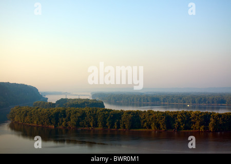 Ein Nebel, neblig, dunstig Morgen über den Mississippi River in der Nähe von Savanne, IL. Stockfoto