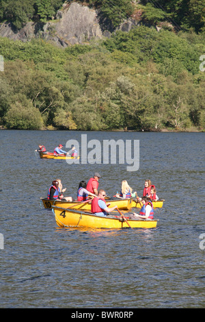 Tourist in Ruderboote am See Padarn in Llanberis Nord-wales Stockfoto