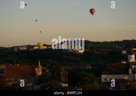Heißluftballons drift über alte Stadt Vilnius, Litauen, in der Dämmerung. Stockfoto