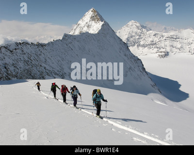 Eine Gruppe von Skitourengeher aufsteigender Winter Gipfel des Mont Blanc de Cheilon, Schweiz. Stockfoto