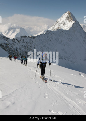 Eine Gruppe von Skitourengeher aufsteigender Winter Gipfel des Mont Blanc de Cheilon, Schweiz. Stockfoto