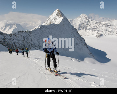 Eine Gruppe von Skitourengeher aufsteigender Winter Gipfel des Mont Blanc de Cheilon, Schweiz. Stockfoto