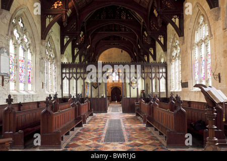 Vom Altar gesehen, östlicher Aspekt der Chor, der Chor und das Langhaus in der St. Maria Magdalena Kirche, Schlachtfeld. Stockfoto