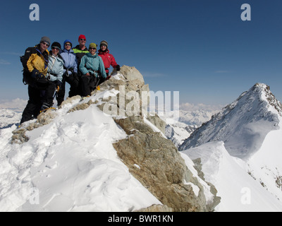 Eine Gruppe von Skitourengeher auf dem Gipfel des Mont Blanc de Cheilon im winter Stockfoto