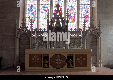 In St. Maria Magdalena Kirche (Schlachtfeld) in der Nähe von Shrewsbury gelegen ist dieses feine Stein gemeißelt Retabel und Altar. Stockfoto