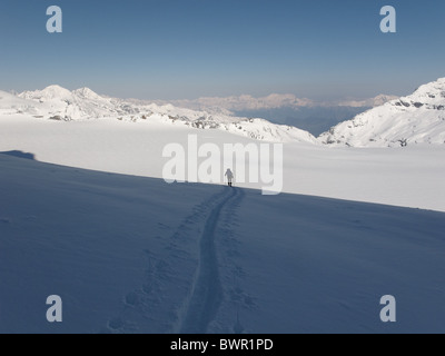 Ein Ski Tourer aufsteigender Winter Gipfel des Mont Blanc de Cheilon, Schweiz. Stockfoto