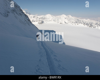 Ein Ski Tourer aufsteigender Winter Gipfel des Mont Blanc de Cheilon, Schweiz. Stockfoto