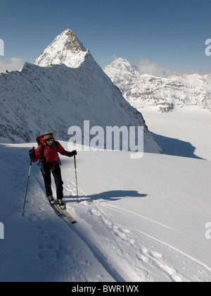 Ein Ski Tourer aufsteigender Winter Gipfel des Mont Blanc de Cheilon, Schweiz. Stockfoto