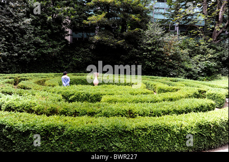 Junge im Labyrinth Iveagh Gardens, Dublin, Irland Stockfoto