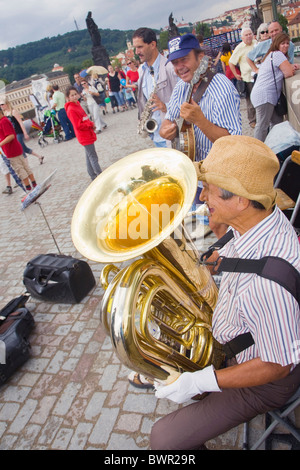 Musiker auf der Prager Karlsbrücke Stockfoto