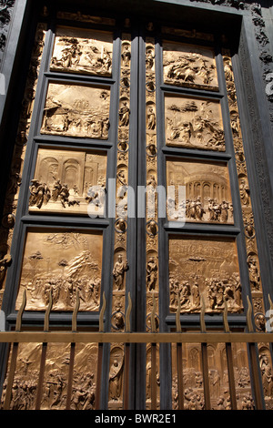 Bronzetüren von Lorenzo Ghilberti an das Baptisterium in Florenz Stockfoto