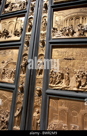 Bronzetüren von Lorenzo Ghilberti an das Baptisterium in Florenz Stockfoto