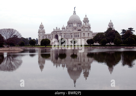 Spiegelt sich in einem Pool in seinen 64 Hektar großen Gärten, sitzt das Victoria Memorial in Imperialer Glanz in Kolkata, Indien Stockfoto