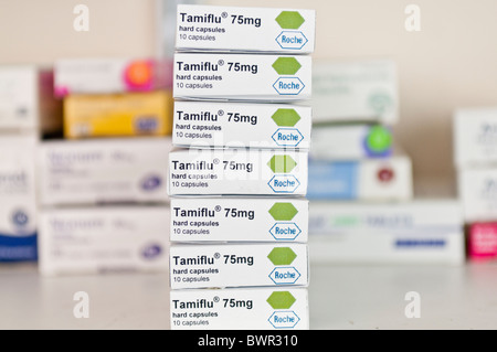 Stapel von Kisten mit Tamiflu antivirale Tabletten auf einem Regal in einer Apotheke Stockfoto