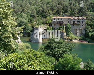 Frankreich Europa Aveyron Midi-Pyrénées Le Rozier alte Brücke Ruine verfallene Ruinen Fluss Tarn Landschaft Wald Val Stockfoto