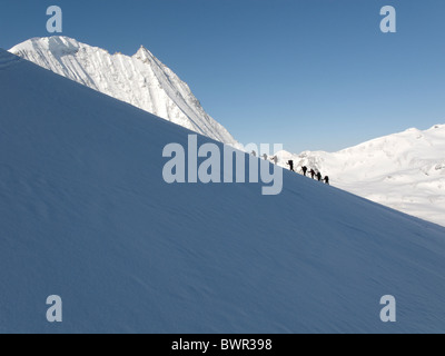 Skitourengeher aufsteigender Glacier de Tsena Refien, unten Mont Blanc de Cheilon auf der Haute Route, Schweiz. Stockfoto