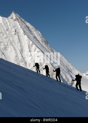 Skitourengeher aufsteigender Glacier de Tsena Refien, unten Mont Blanc de Cheilon auf der Haute Route, Schweiz. Stockfoto