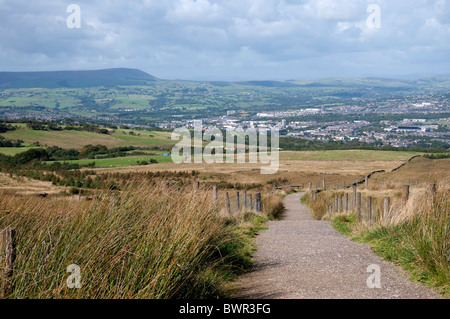 Pendle Hill von hoch auf die Mauren über Burnley in Lancashire in Nordengland Stockfoto