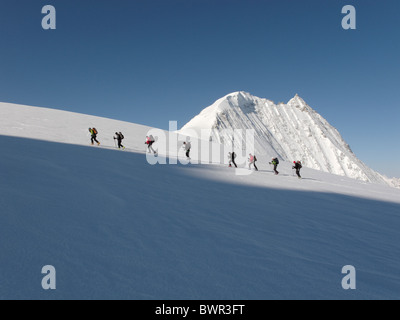 Skitourengeher aufsteigender Glacier de Tsena Refien, unten Mont Blanc de Cheilon auf der Haute Route, Schweiz. Stockfoto