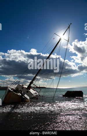 Contre Jour Blick auf einem zerstörten Segelboot Stockfoto