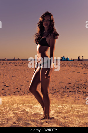 schöne junge Frau am Strand Stockfoto