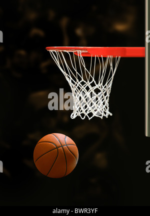 Basketball-Board und Basketball Ball auf schwarzem Hintergrund Stockfoto