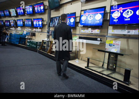 Shopper am Flachbild-Fernseher Department in einem Best Buy-Elektronik-Geschäft in New York Stockfoto