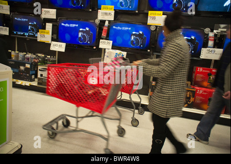 Shopper am Flachbild-Fernseher Department in einem Ziel speichern in Elmhurst im New Yorker Stadtteil Queens Stockfoto