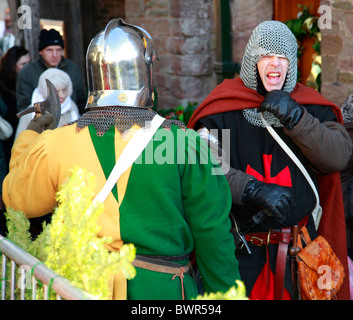 Zwei Männer, gekleidet in mittelalterlichen Soldaten Rüstung und Kleidung auf einem Jahrmarkt in Ludlow, Shropshire Stockfoto