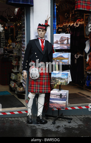 Eine Schaufensterpuppe in schottischen Kleid an der Tür des einen Geschenkeladen auf der Royal Mile in Edinburgh, Schottland, UK. Stockfoto