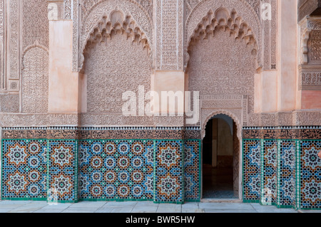 Innenarchitektur der Ben Youseff koranische Schule in der Medina von Marrakesch, Marokko. Stockfoto