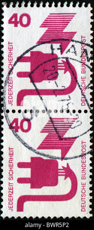 Deutschland - CIRCA 1971: Briefmarke gedruckt in Deutschland, zeigt Defekte Stecker, ca. 1971 Stockfoto