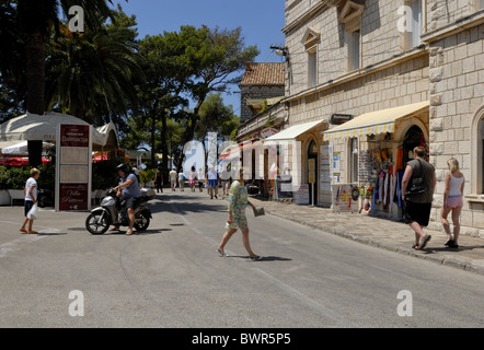 Eine schöne Aussicht auf Ravnica-Straße in der Stadt Cavtat. Es gibt Bars, Geschäften und Restaurants entlang der Straße. Ravnica Straße, Cavtat Stockfoto