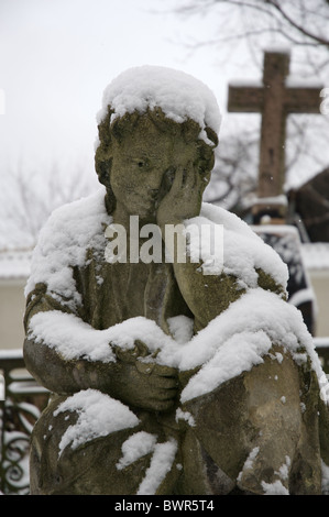 Eine Grab Marker in Uzupis, Litauen, mit Schnee bedeckt. Stockfoto