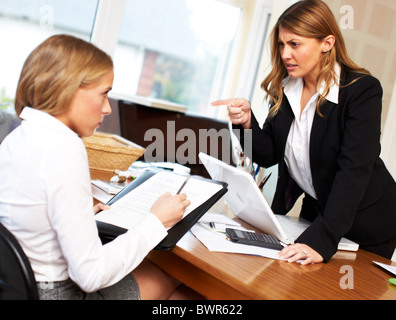 Arbeitskollege, andere einzuschüchtern Stockfoto