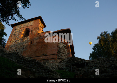 Ein Heißluft-Ballon schwebt über der Burganlage in alte Stadt Vilnius, Litauen. Stockfoto