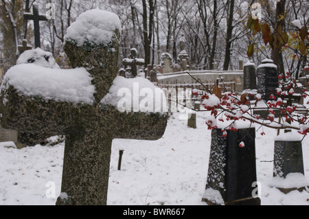 Ein Steinkreuz, entworfen, um ein aus aus ein Holzscheit imitieren markiert ein Grab in Uzupis, Litauen. Stockfoto