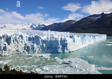 Blick auf den Canal de Los Témpanos und große Eis Endstation der Gletscher Perito Moreno, gesehen von Penisula Magellanes, Argentinien Stockfoto