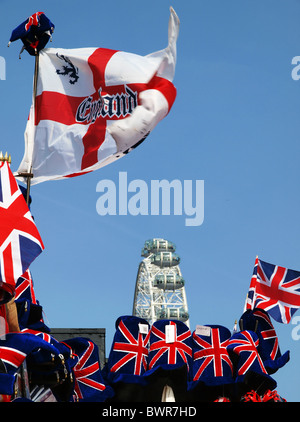 London Eye mit Fahnen der St George und Union Jacks im Vordergrund. März 2009. Stockfoto