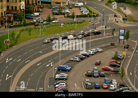 Luftaufnahme von Fahrzeugen, die in der Stadt Parkplatz geparkt, während Autos an der Ampel in Dundee, Großbritannien gestoppt werden Stockfoto
