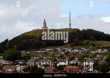 Querformat "The Law" Hill entnommen der Stadtrat Hochhaus-Dächern in Dundee, Großbritannien Stockfoto