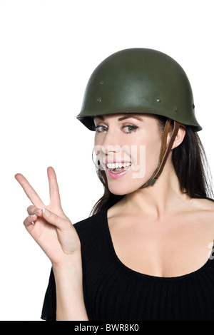 schöne Frau mit Helm Armee Soldaten salutieren Frieden auf Studio Hintergrund isoliert Stockfoto