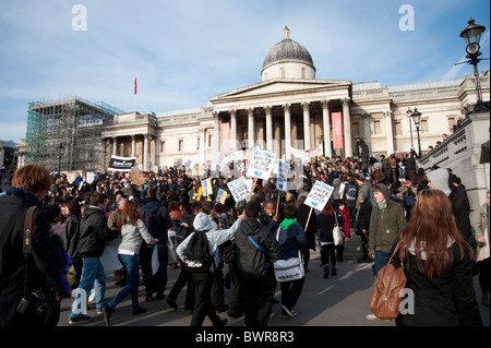 Studenten protestieren gegen Studiengebühren Gebühr steigt und die Abschaffung der Bildung Wartung Zulage (EMA) Trafalgar Square Nov/24/2010 Stockfoto