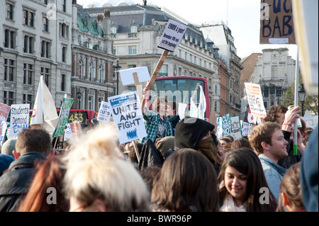 Studenten protestieren gegen Studiengebühren Gebühr steigt und die Abschaffung der Bildung Wartung Zulage (EMA) Trafalgar Square Nov/24/2010 Stockfoto