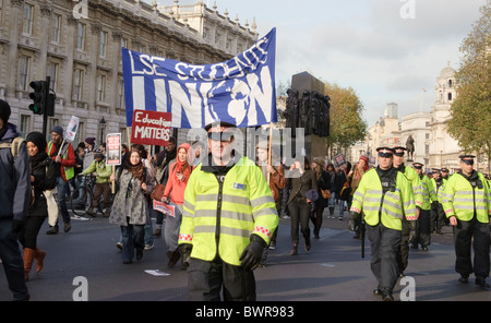 Polizei und Studenten an Studenten protestieren gegen Kürzungen Bildung und steigenden Gebühren Whitehall Nov/24/2010 Stockfoto