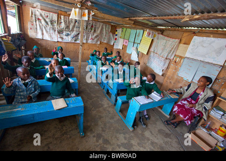 Schülerinnen und Schüler aus Mathare Slums im Maji Mazuri Centre und Schule, Nairobi, Kenia Stockfoto