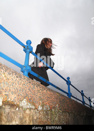 Junge Teen Girl auf der Suche und Sie beugte sich über Geländer Stockfoto